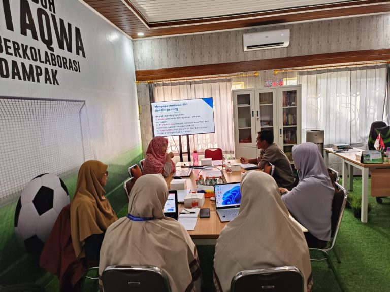 Pembinaan Administrasi Kepada Kepala Tata Usaha Sekolah Oleh Sekretaris Yayasan Fi Ahsani Taqwim